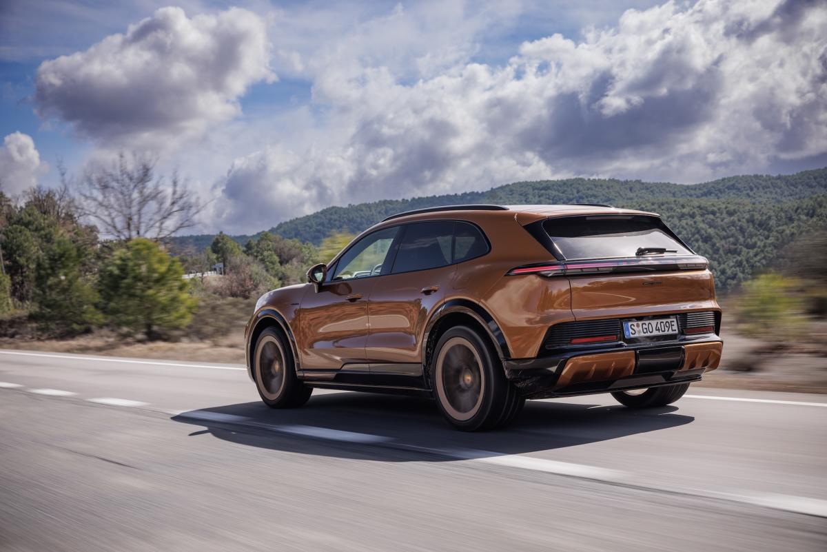 Porsche Cayenne Electric instapper basisversie test review info autofans