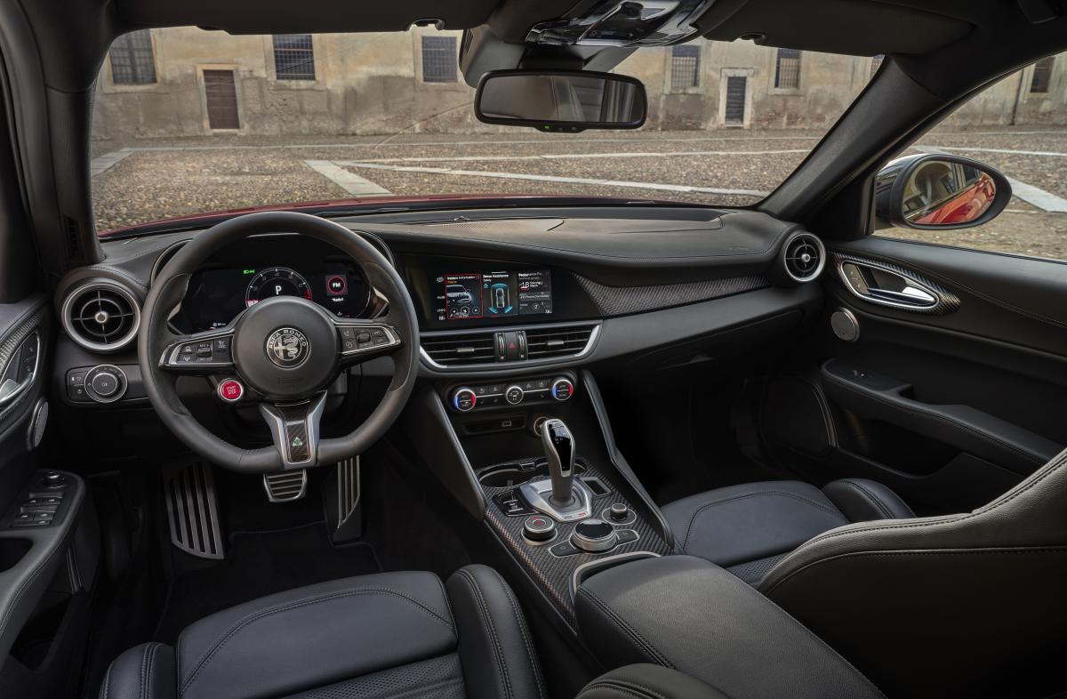 Alfa Romeo Giulia Stelvio interior update camera