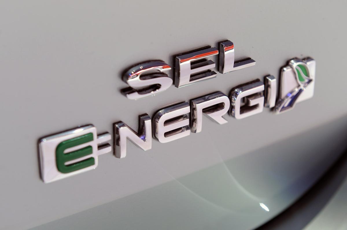 2012-Ford-C-Max-Energi-6