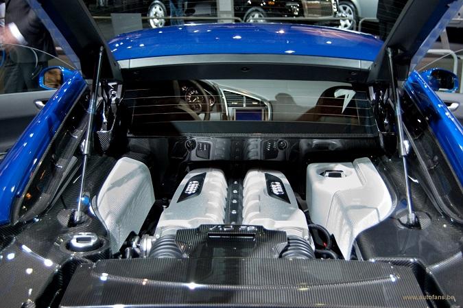 R8 V10