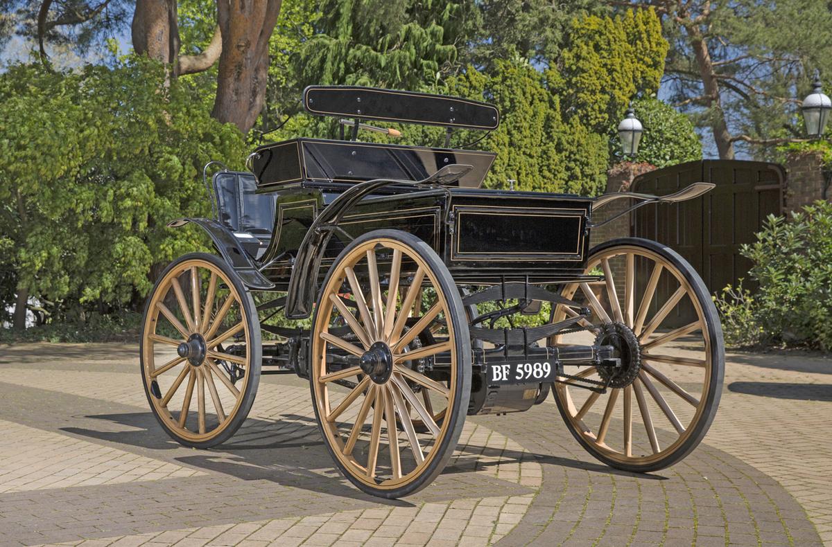 Pope Waverley Victoria Phaeton uit 1906 en een Victor High Wheel Electric Runabout uit 1907