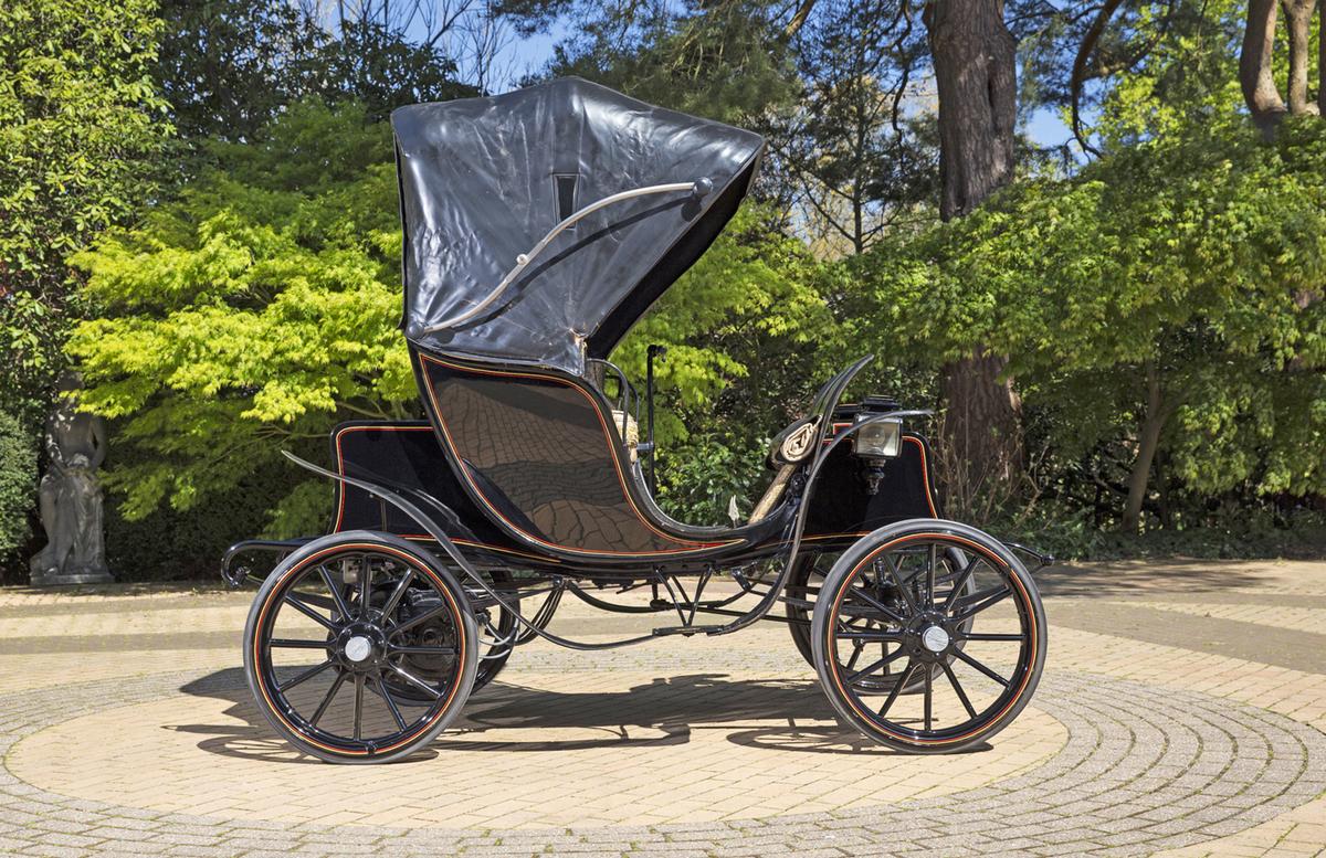 Pope Waverley Victoria Phaeton uit 1906 en een Victor High Wheel Electric Runabout uit 1907