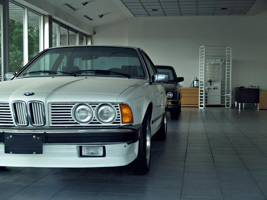 Foto's: BMW-dealership staat 30 jaar stil in de tijd