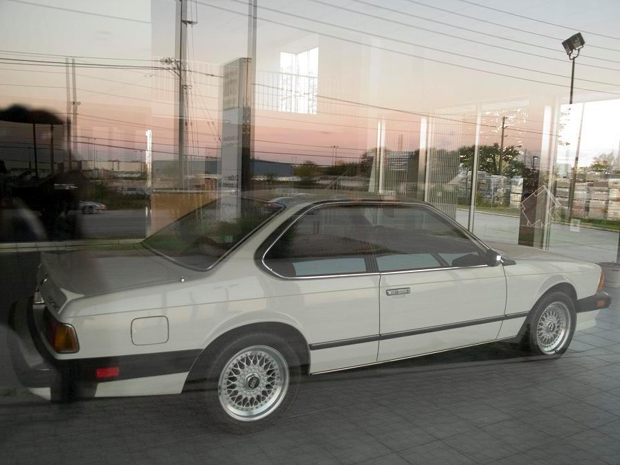 Foto's: BMW-dealership staat 30 jaar stil in de tijd