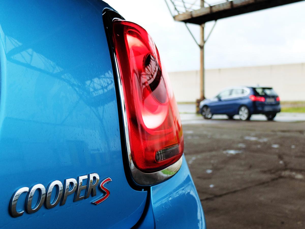 BMW-225iAT-VS-Mini-CooperS-5deur