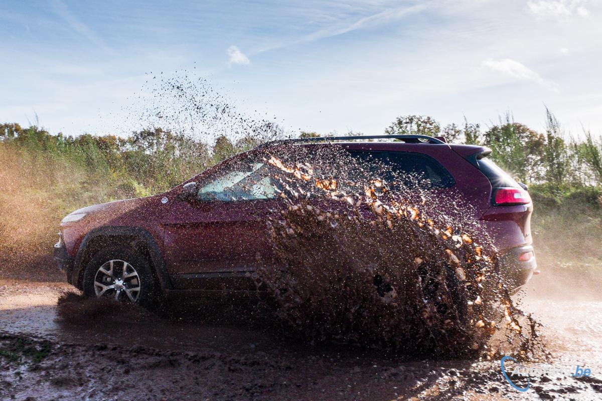 rijtest-bmw-x4-35i-vs-jeep-cherokee-trailhawk-3.2-v6_11