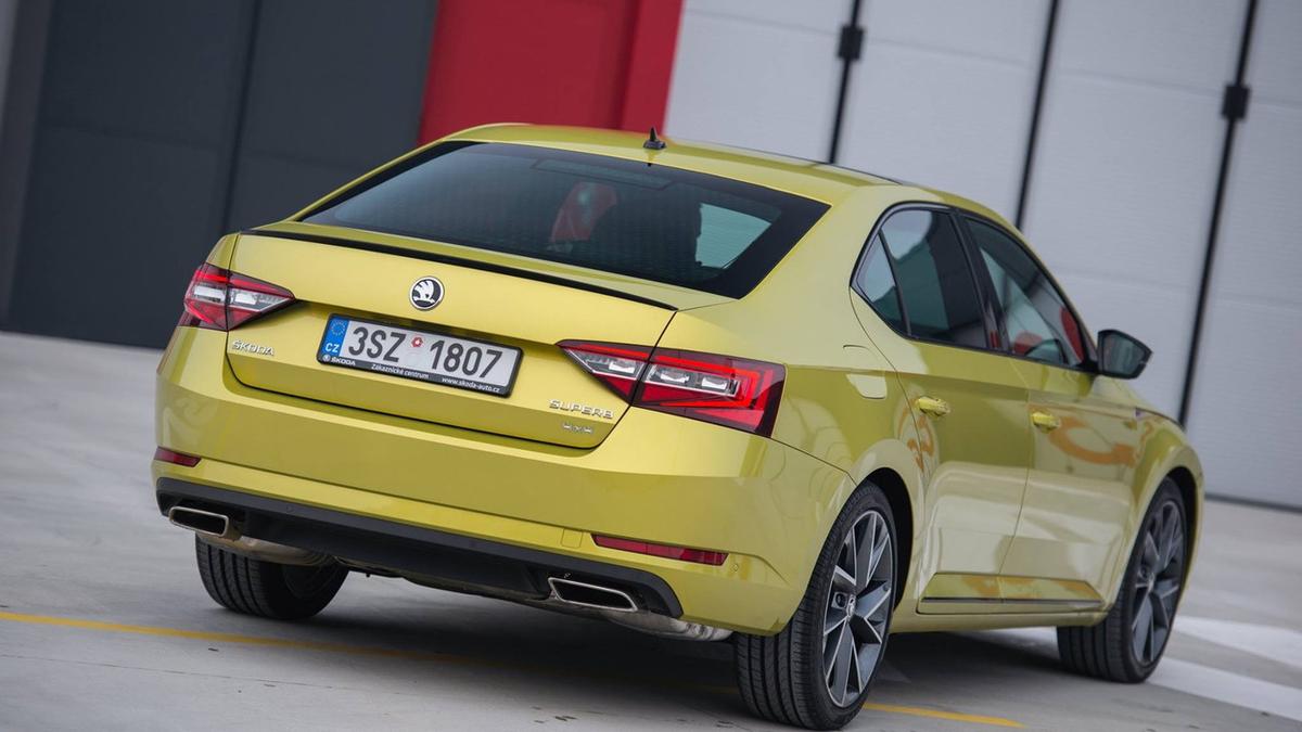 skoda-superb-sportline-dragon-skin-gold