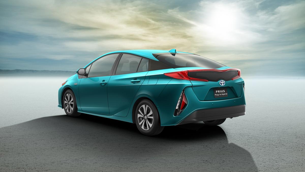2017_toyota_prius_plug_in_hybrid 2017_toyota_prius_plug_in_hybrid