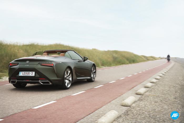 Lexus LC 500 Cabrio rijtest 2021