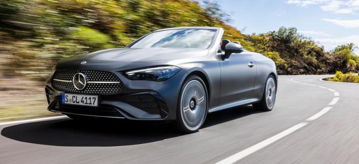 Mercedes-Benz CLE Cabriolet review 2024 grijs rijdend