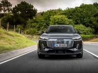 Audi Q6 e-tron review 2024 blauw grille