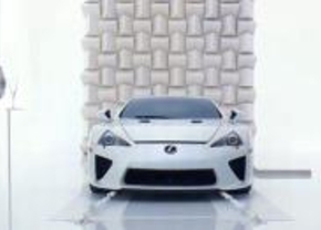 Lexus LFA vs glas champagne