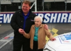 99 jarige rijdt enkele rondjes op NASCAR circuit