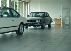 Foto's: BMW-dealership staat 30 jaar stil in de tijd