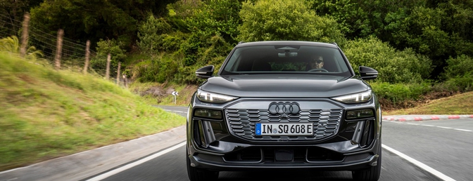 Audi Q6 e-tron review 2024 blauw grille
