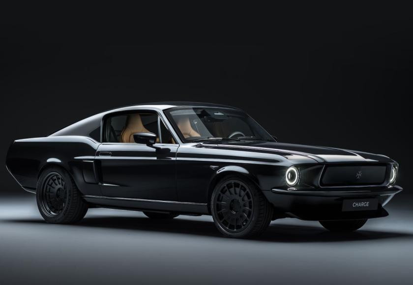 elektrische oude Ford Mustang charge cars front