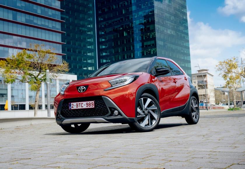 Rij-impressie Toyota Aygo X (2022) rood voorkant