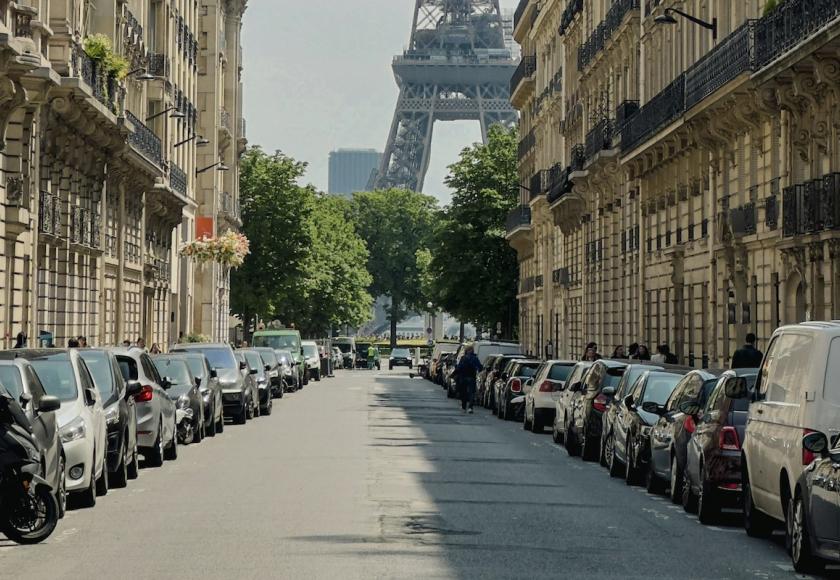 Zo absurd duur is parkeren in Parijs nu met een (iets) zwaardere auto