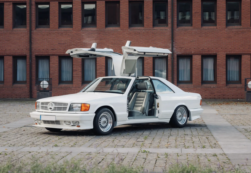 Deze Mercedes 500 SEC met gullwing-deuren is peak 80's!