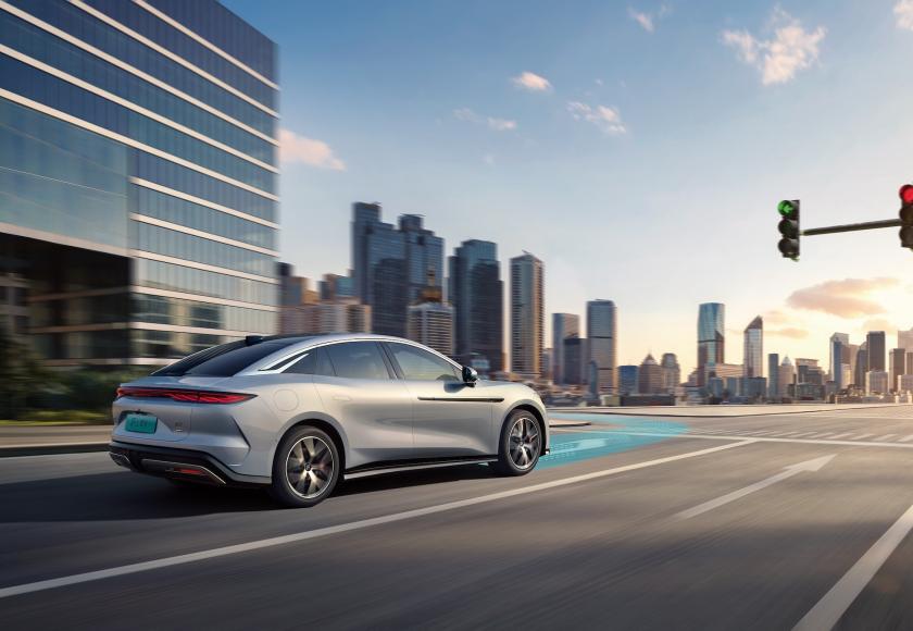 Amerikaanse senator noemt Chinese auto's "kanker", wil wereldwijde "chemotherapie"