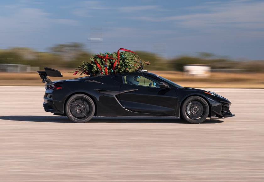 Zo snel kan je blijkbaar rijden met een kerstboom op je dak [VIDEO]