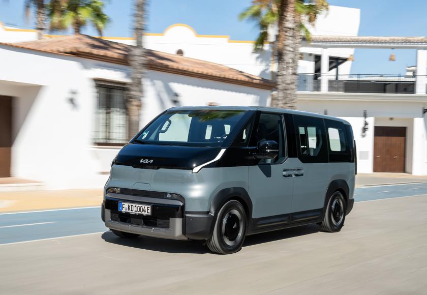 Kia PV5 Passenger getest – Zwitsers zakmes op Koreaanse stroom (2026)