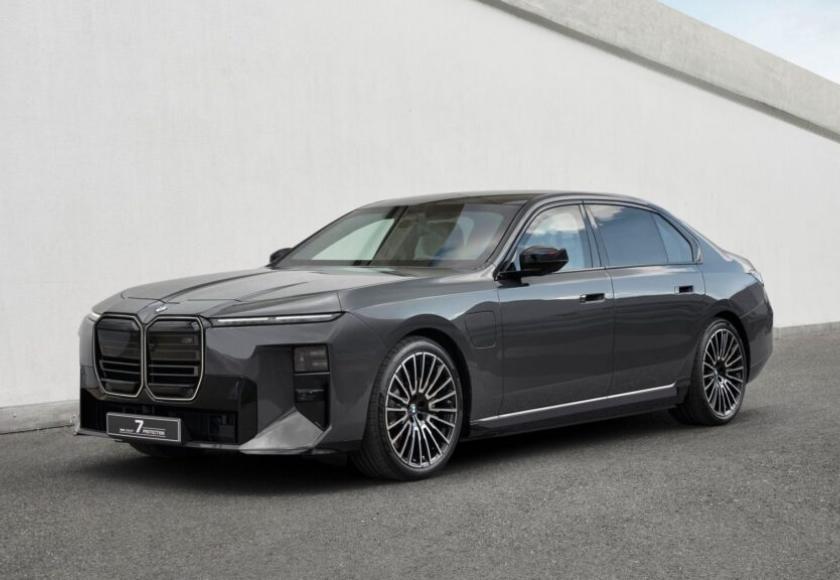 Deze BMW houdt kogels én scheve opmerkingen over zijn neus tegen
