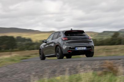 Test Peugeot e-208 GTI 2026