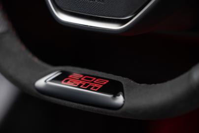 Test Peugeot e-208 GTI 2026
