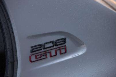 Test Peugeot e-208 GTI 2026
